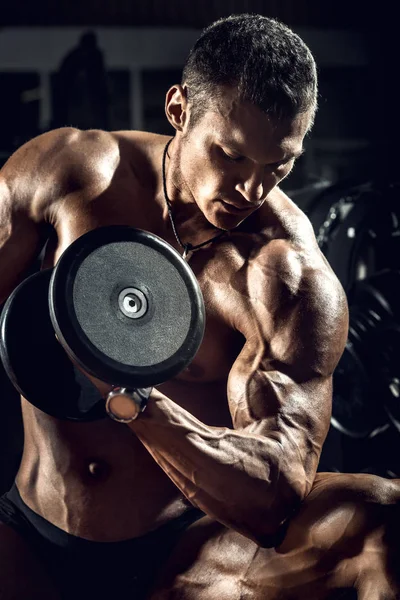 Homem fisiculturista em GYM — Fotografia de Stock