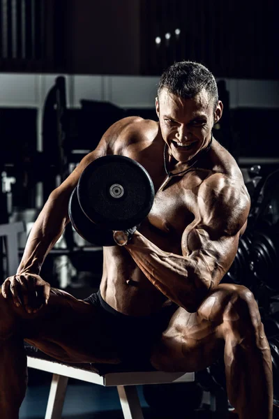 Adam vücut geliştirmeci içinde jimnastik salonu — Stok fotoğraf