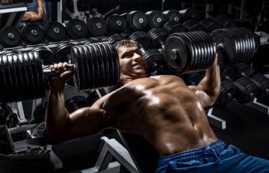 adam vücut geliştirmeci içinde jimnastik salonu