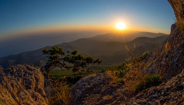 Paesaggio di montagna il Crimea — Foto Stock