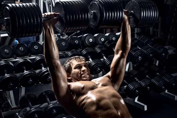 Man bodybuilder in sportschool — Stockfoto