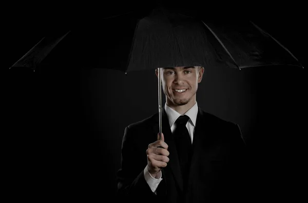 Homme avec parapluie — Photo