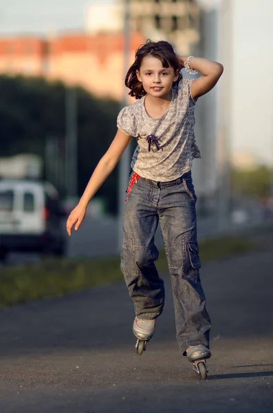 Liten flicka på rullskridskor — Stockfoto
