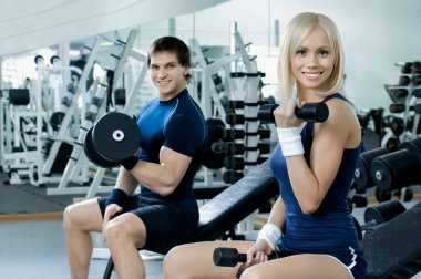 kız ve adam içinde jimnastik salonu, fitness kavramı dumbbells ile egzersiz