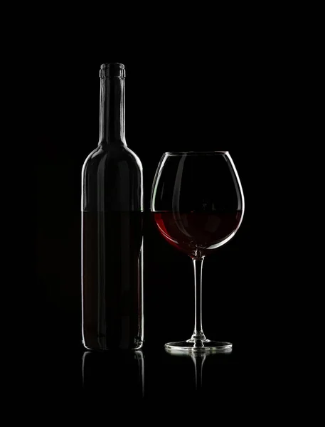 Botella y copa de vino con vino tinto — Foto de Stock
