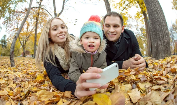 Ευτυχισμένη οικογένεια μαζί φωτογραφίζοντας selfie — Φωτογραφία Αρχείου