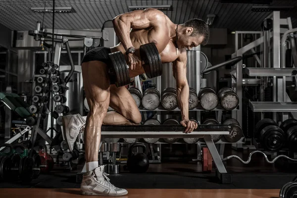 Man bodybuilder met halter — Stockfoto