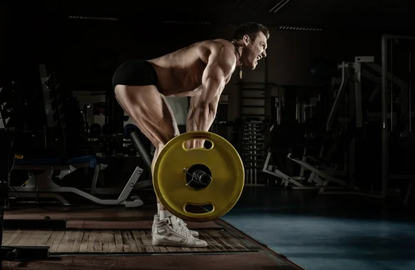 Man bodybuilder met lange halter — Stockfoto