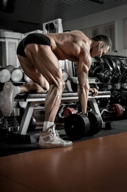 Dambılı erkek vücutgeliştirici