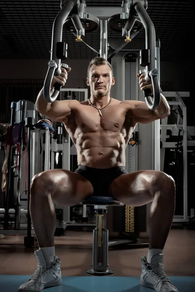 Man bodybuilder met apparaat Butterfly Machine — Stockfoto