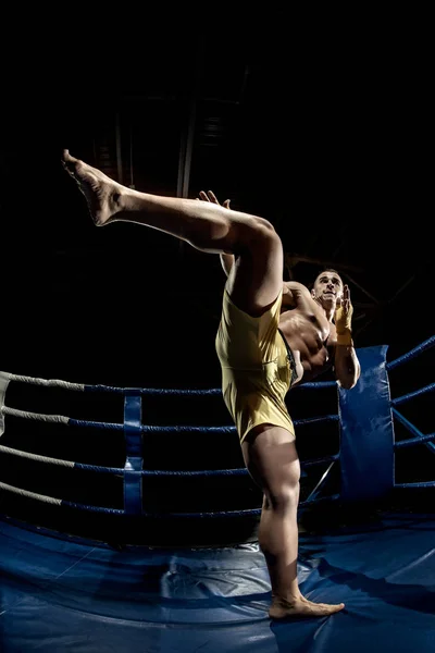 Boxer tailandês no ringue de boxe, chutando — Fotografia de Stock