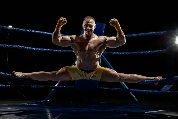 Thai boxer on boxing ring, kicking — Stock Photo, Image