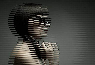 Tabancalı güzel kız.