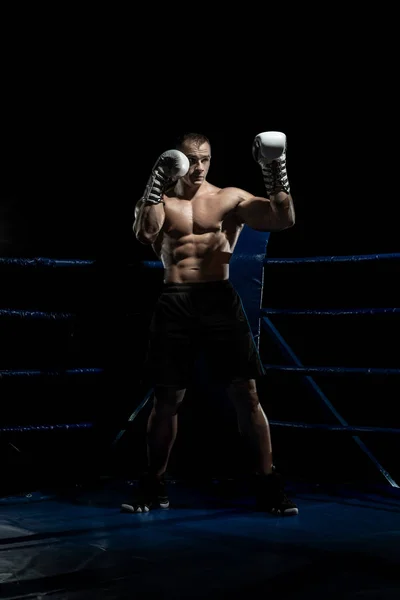 Boxeador de perforación en el anillo de boxeo — Foto de Stock