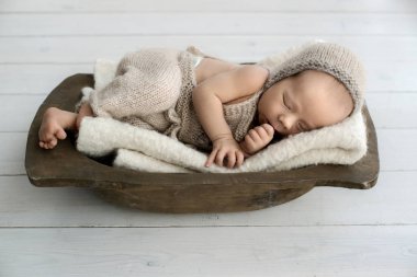 Küçük bebek yün elbiselerle uyuyor.