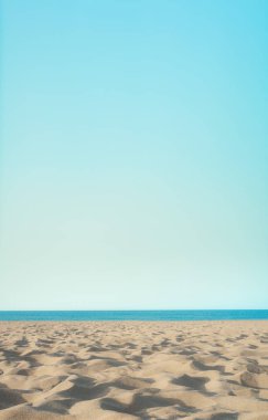 Beyaz kumlu kumlu, kumlu sahil.