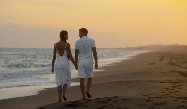 Liefdevolle paar aan zee — Stockfoto