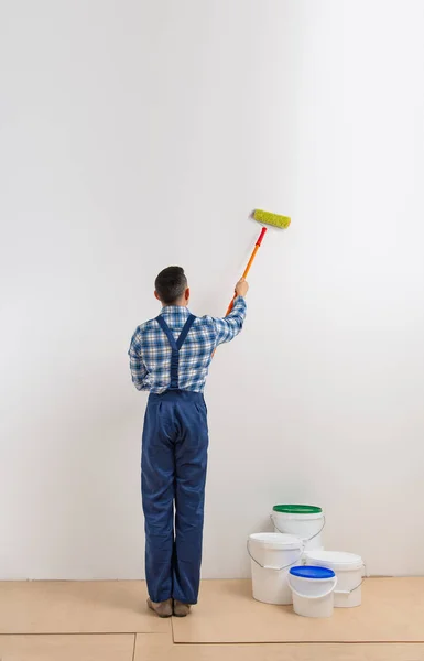 Trabajador - pintor sobre fondo de pared blanco — Foto de Stock