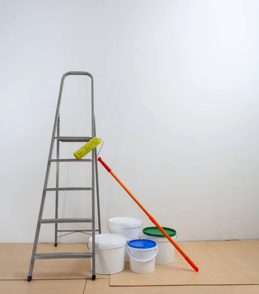 Herramienta de pintura en la habitación blanca . — Foto de Stock