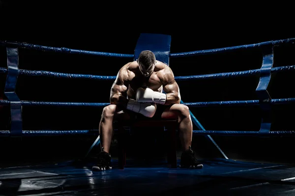 Perfuração boxer no anel de boxe — Fotografia de Stock