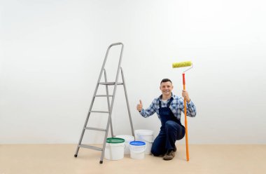 alt - beyaz odada aracıyla ressam. Kavramı boya duvarlar