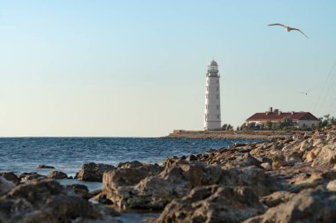 Çersonlu deniz feneri (Kırım, Sivastopol) ile güzel doğa manzarası, yatay fotoğraf