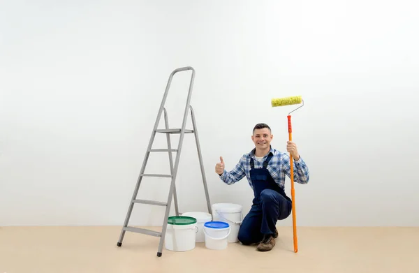 Worker Pintor Con Herramienta Habitación Blanca Paredes Concepto Pintura — Foto de Stock