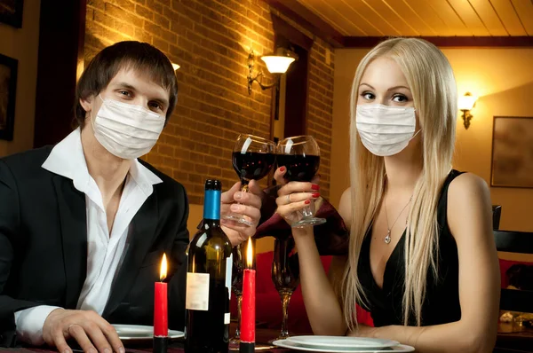 Konsep Epidemi Coronavirus Pasangan Kencan Malam Romantis Restoran — Stok Foto