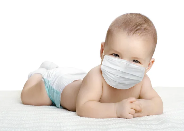 배경에 외따로 떨어져 의료용 마스크를 아기입니다 콘셉트 코로나 바이러스 대유행 — 스톡 사진