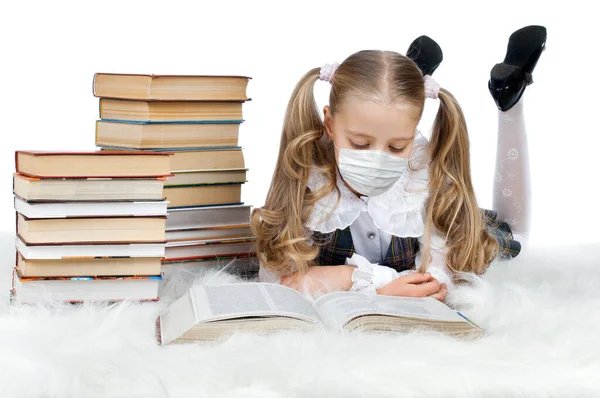 Маленька Дівчинка Підліток Медичній Масці Лежить Додому Читає Великий Підручник — стокове фото