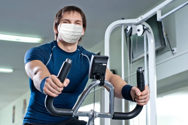 Fitness Meisje Sportschool Met Medisch Masker Concept Covid Coronavirus Pandemie — Stockfoto