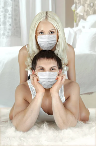 Joli Couple Dans Masque Médical Allonger Sur Sol Dans Maison — Photo