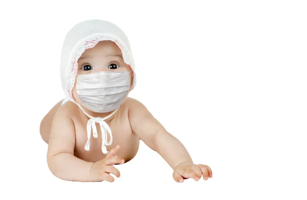 배경에 외따로 떨어져 의료용 마스크를 아기입니다 콘셉트 코로나 바이러스 대유행 — 스톡 사진