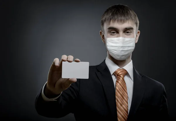 Conceito Coronavírus Epidemia Retrato Empresário Máscara Médica Mostrar Cartão Crédito — Fotografia de Stock
