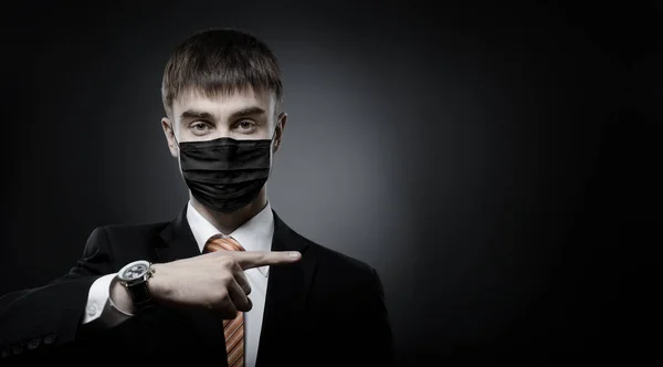 Concept Coronavirus Επιδημία Επιχειρηματίας Πορτρέτο Μαύρο Ιατρική Μάσκα Στο Πρόσωπο — Φωτογραφία Αρχείου