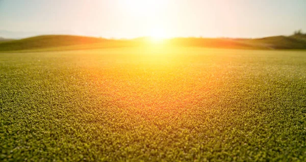 Sonnenuntergang Oder Sonnenaufgang Auf Dem Grünen Golfplatz Horizontales Foto — Stockfoto