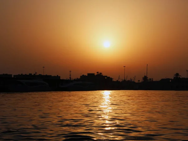 Sonnenuntergang über der arabischen Stadt — Stockfoto