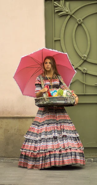 Lvov, Ucrânia - 22 de agosto de 2016: Menina em roupas históricas na rua da cidade velha . — Fotografia de Stock