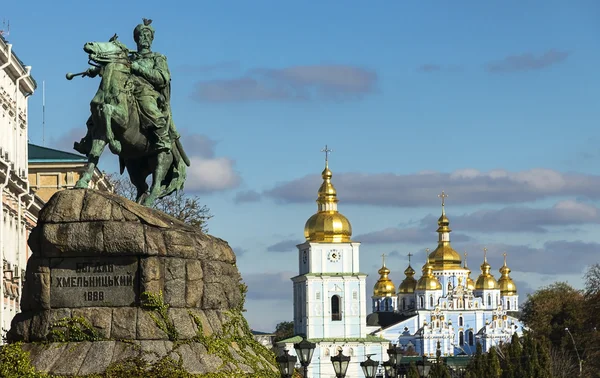 Пам'ятник відомого українського гетьмана Богдана Хмельницького в передній — стокове фото