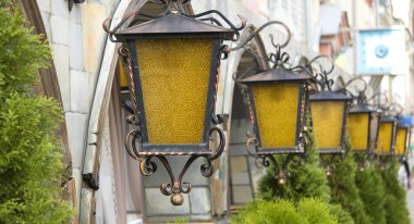 Eski şehrin sokaklarında Retro ışıklar.