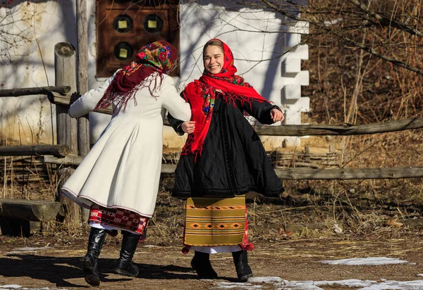 Киев, Украина - 25 февраля 2017: Танцующие девушки на этническом фестивале — стоковое фото