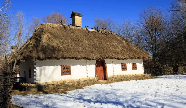 Stare chaty w Ukrainie Muzeum Etnograficzne. — Zdjęcie stockowe