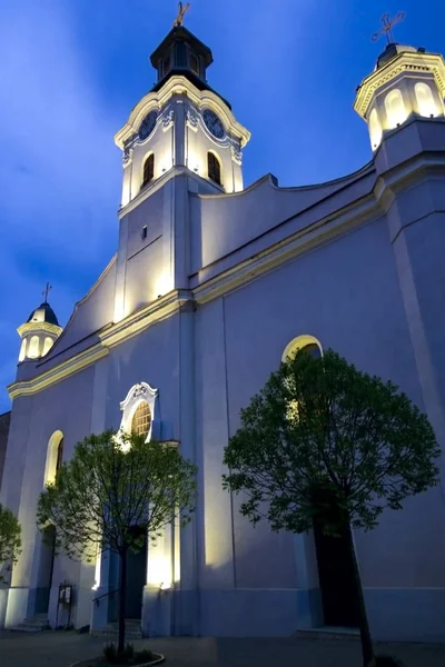 La fachada de la iglesia católica contra el cielo azul . — Foto de Stock