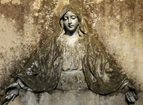 Madonna en un fresco de piedra . —  Fotos de Stock