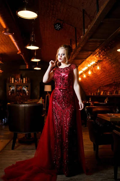 Retrato de hermosa belleza joven rubia con vestido rojo en el interior de lujo —  Fotos de Stock