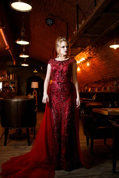 Retrato de beleza linda jovem loira vestindo vestido vermelho no interior de luxo — Fotografia de Stock