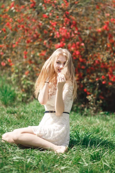 Piękna młoda kobieta, ciesząc się słoneczny dzień w parku w sezonie kwitnąć na ładne wiosenne dni. — Zdjęcie stockowe