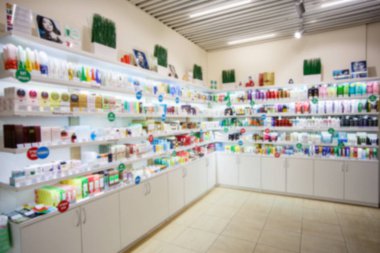 Kozmetik dükkanında vitrin. Bulanık resim.