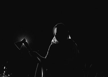 Tek renkli korkunç korku Azrail baltayla, ölümün kendisi vurdu.