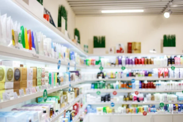 Çeşitli ürünleri raflarda kozmetik mağazasında. Bulanık resim.